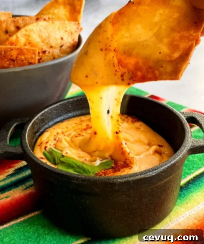 Τυροφοντύ Τεκίλας 2 Ένα νάτσο βουτηγμένο σε Tequila Queso Fundido με τεκίλα