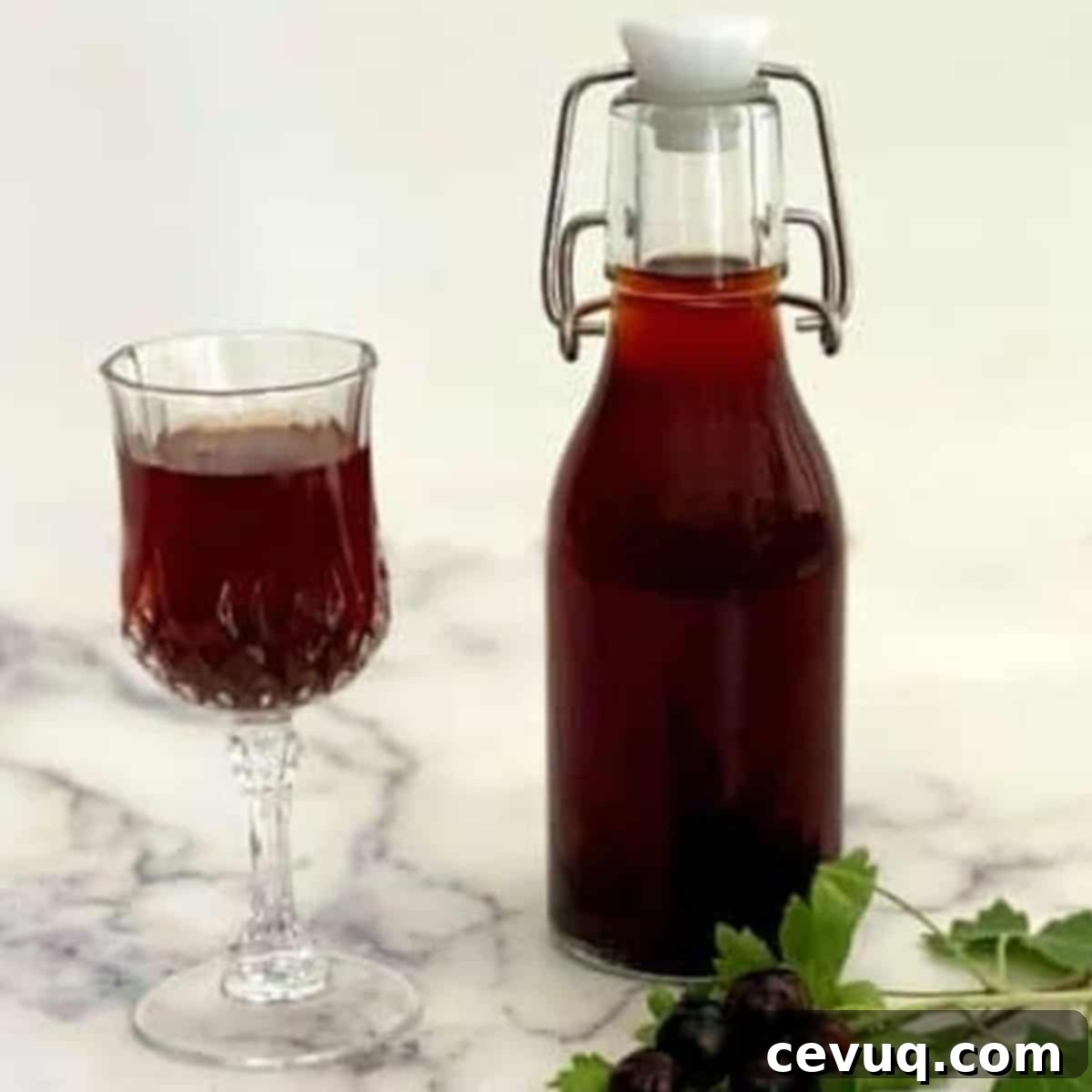 Σπιτικό Κρεμ ντε Κασίς 2 Σπιτικό Crème de Cassis σε μπουκάλι με ένα ποτήρι Crème de Cassis δίπλα
