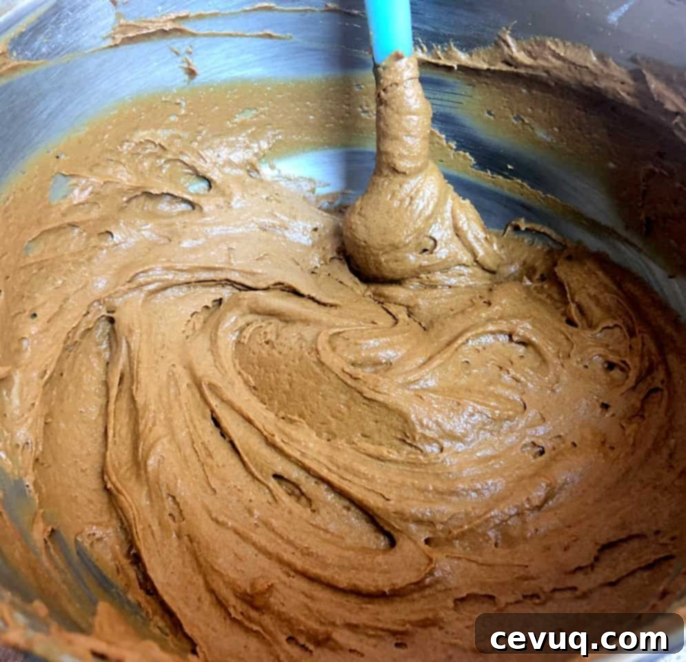 Μελασοκολοκυθένια Κεκάκια 7 pumpkin molasses cupcake batter.