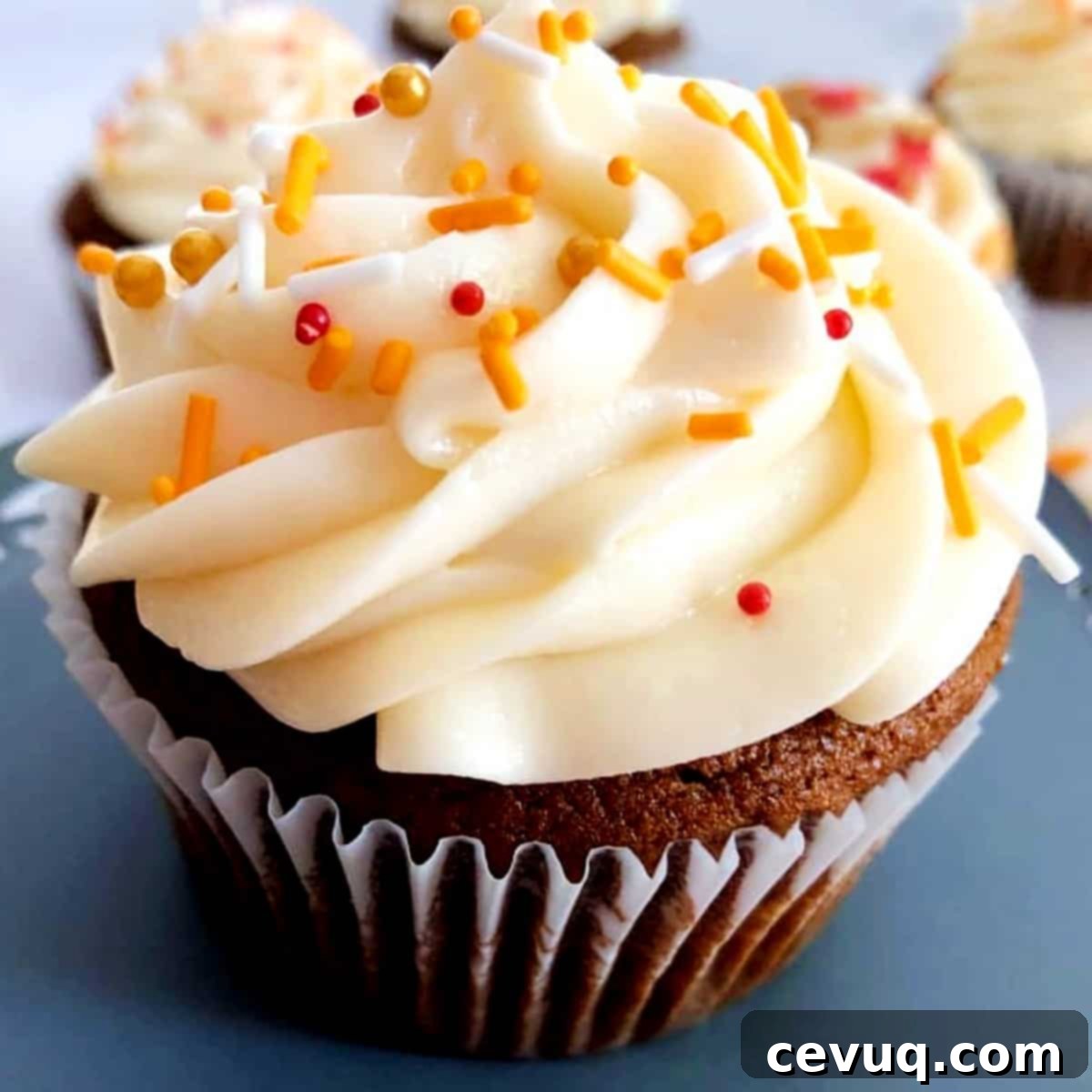 Μελασοκολοκυθένια Κεκάκια 9 pumpkin-molasses-cupcakes-with-caramel-apple-frosting-and-fall-sprinkles.