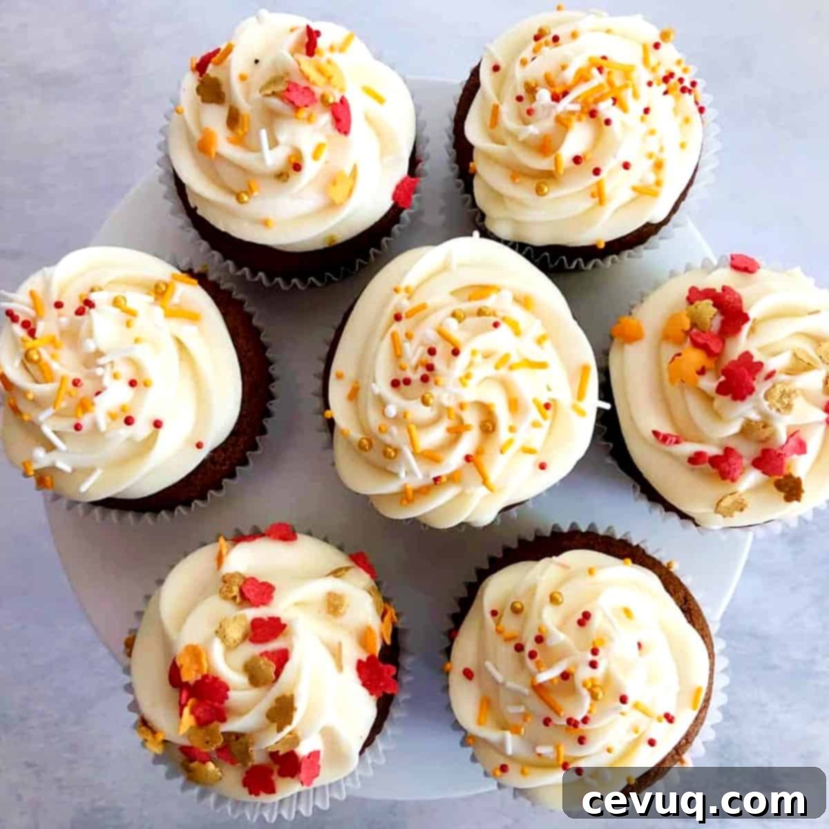 Μελασοκολοκυθένια Κεκάκια 10 pumpkin-molasses-cupcakes-with-caramel-apple-frosting-and-sprinkles.