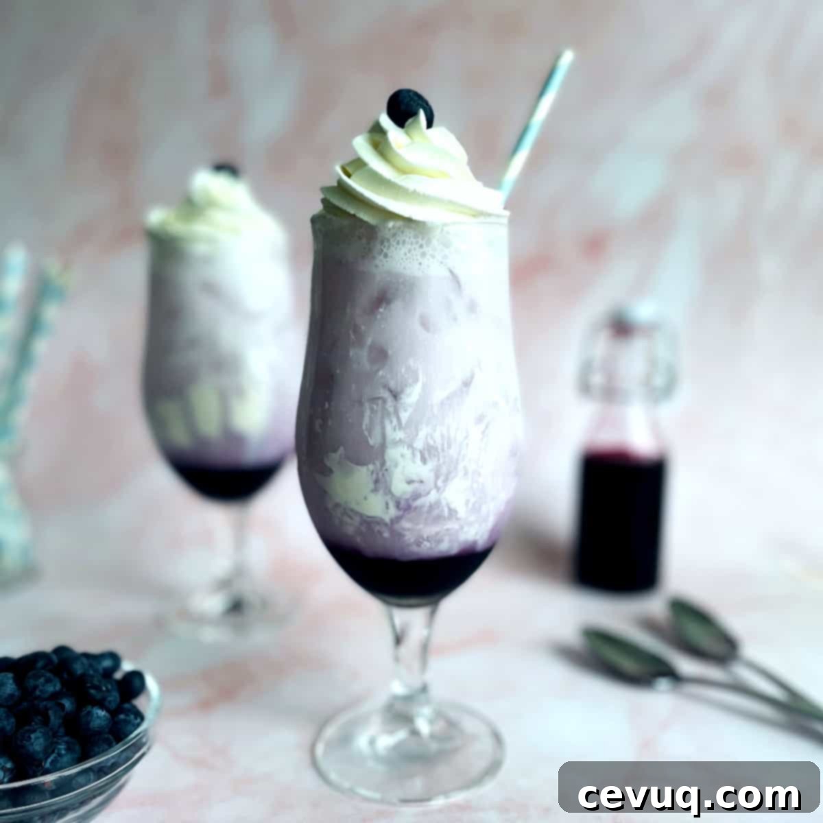 Ιταλική Σόδα Μύρτιλο 2 blueberry cream soda with whipped cream.