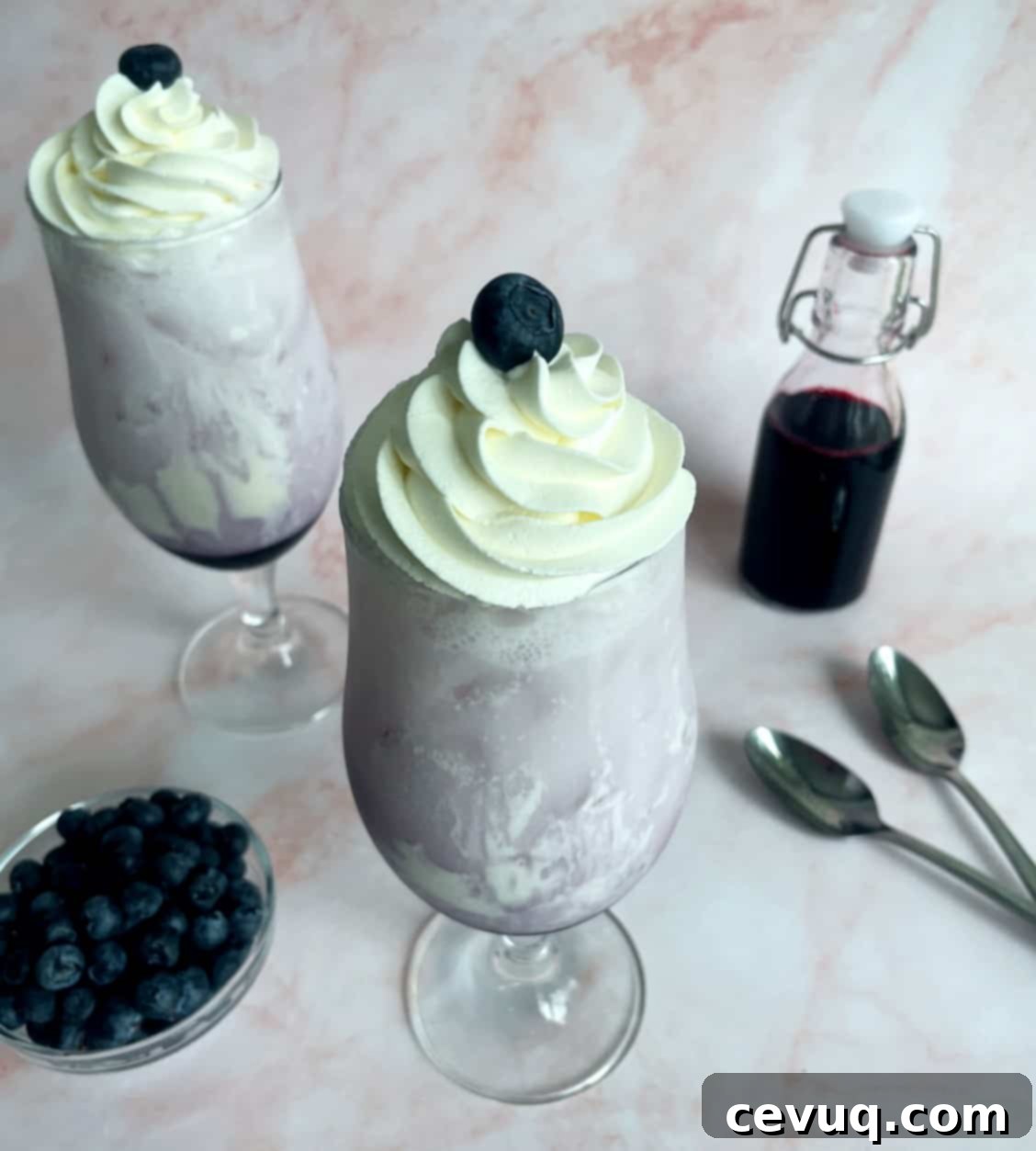 Ιταλική Σόδα Μύρτιλο 5 blueberry italian sodas with whipped cream swirrled on top.
