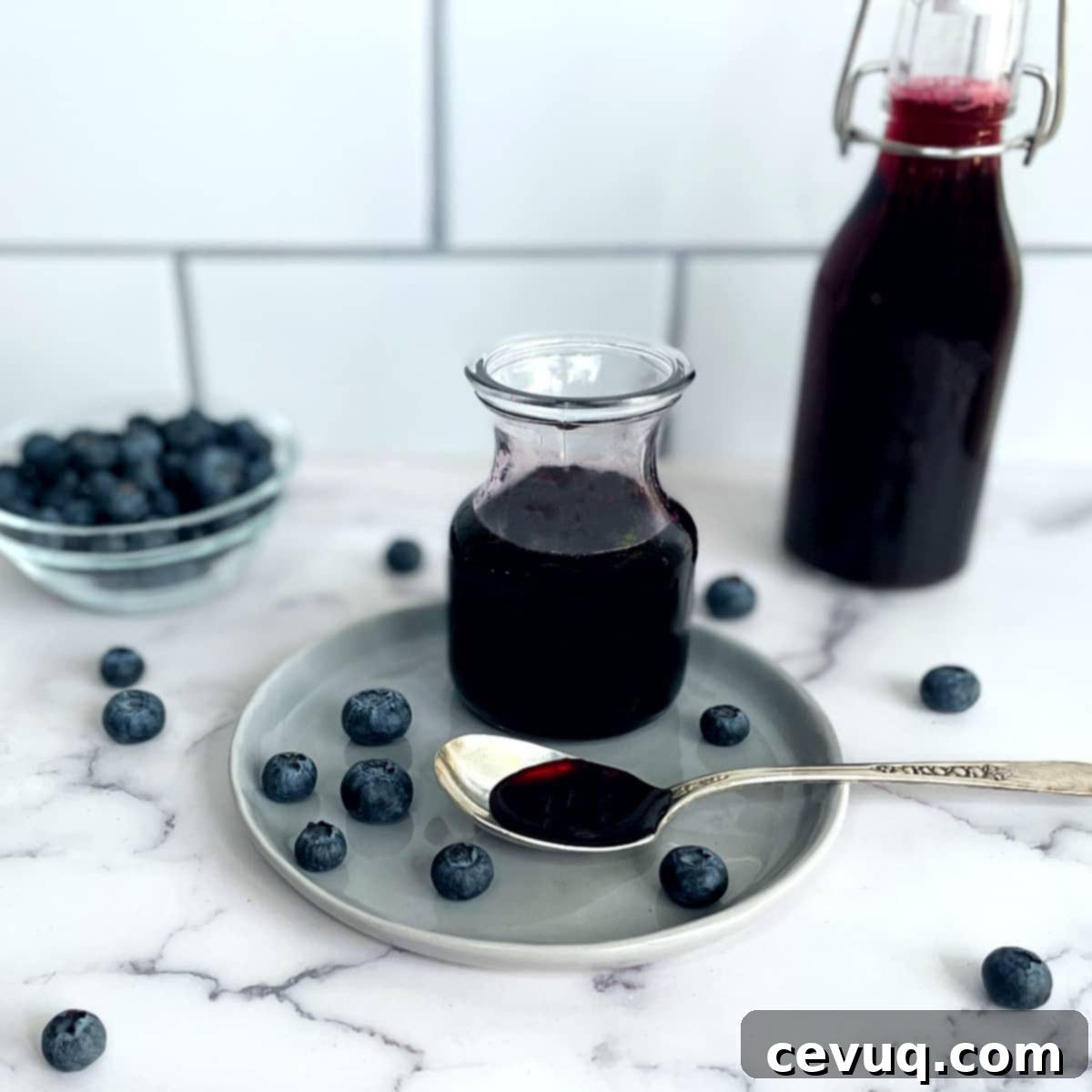 Απλό Σιρόπι Μύρτιλου 2 blueberry syrup in a jar and a bottle.