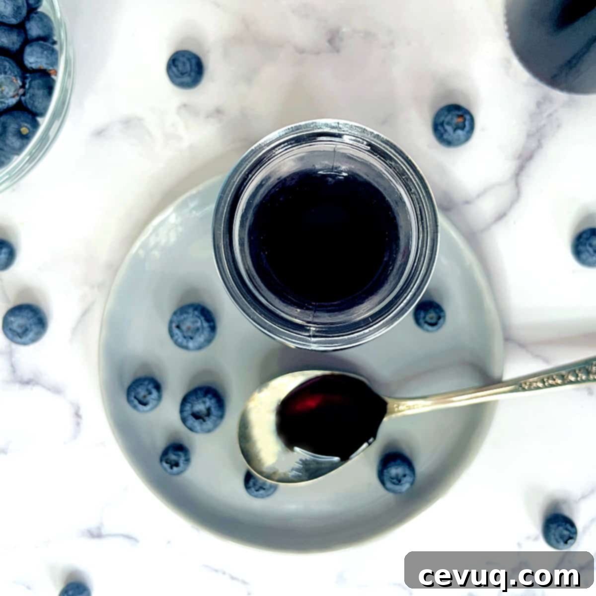 Απλό Σιρόπι Μύρτιλου 5 blueberry simple syrup in a jar.