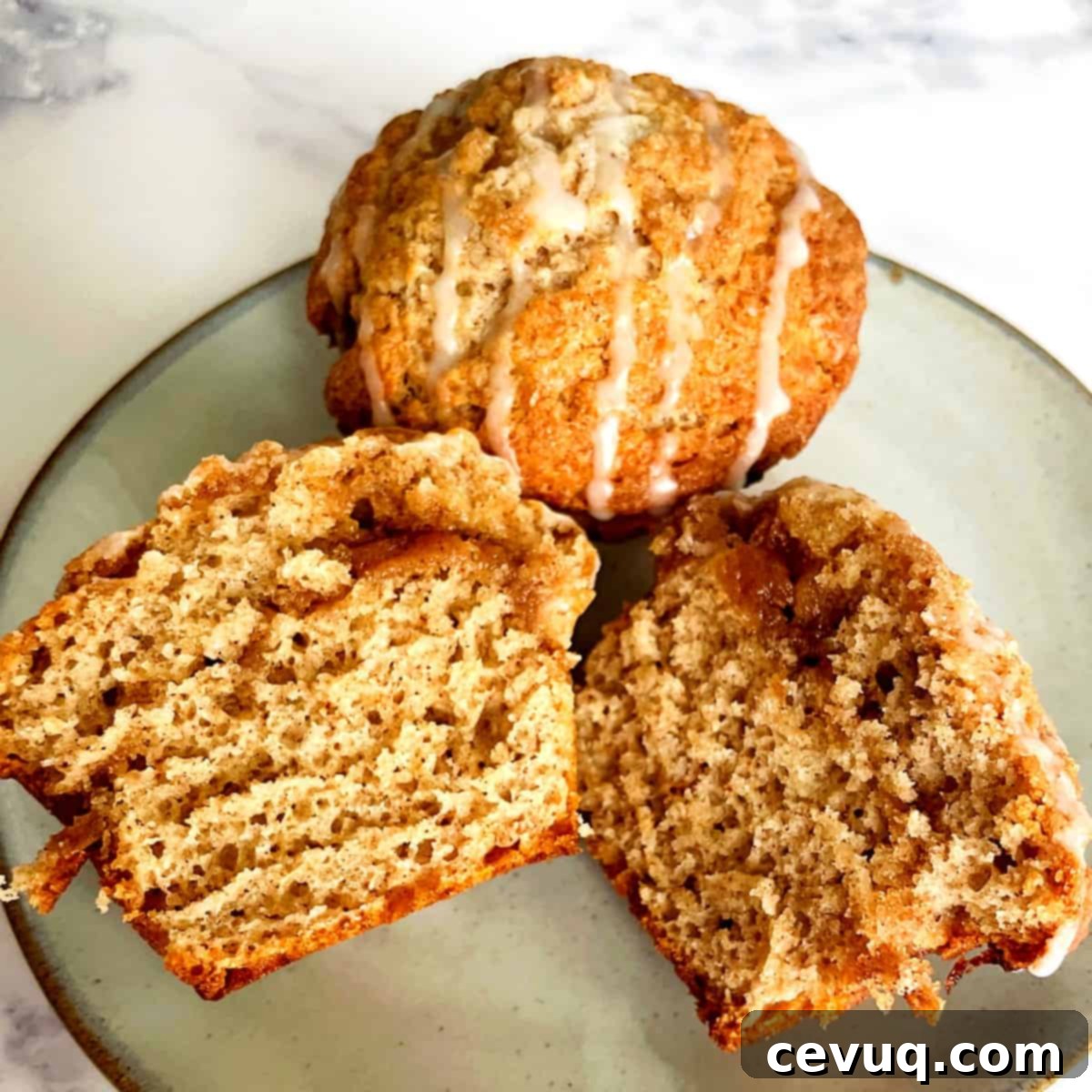 Καφές Κέικ Τσάι Μάφιν 2 Ένα muffin chai κομμένο στη μέση, αποκαλύπτοντας τις στρώσεις του.