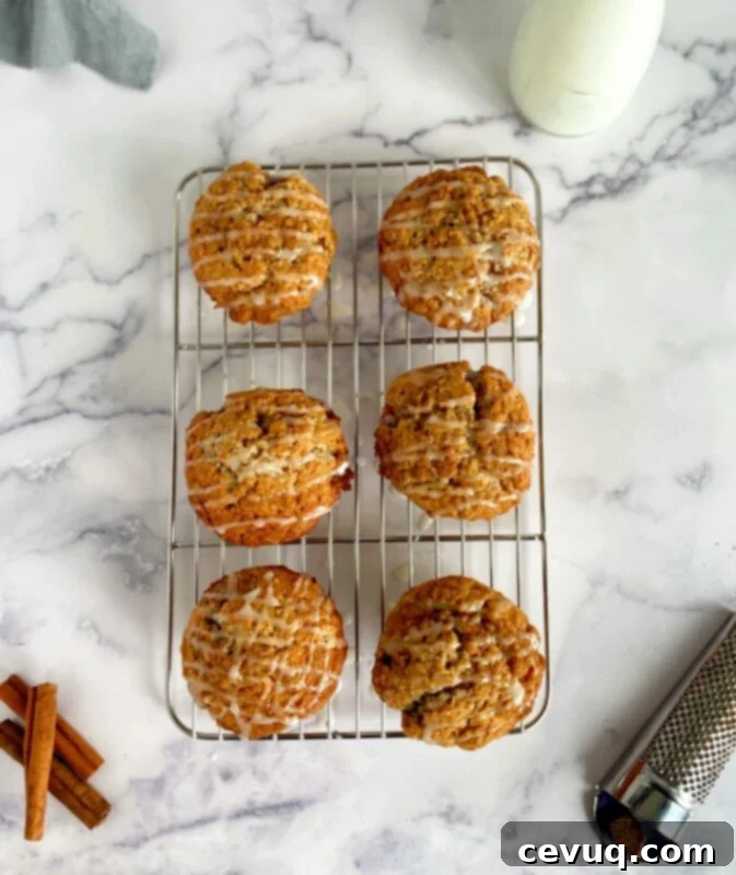 Καφές Κέικ Τσάι Μάφιν 3 Muffins chai coffee cake σε σχάρα ψύξης με γλάσο βανίλιας.