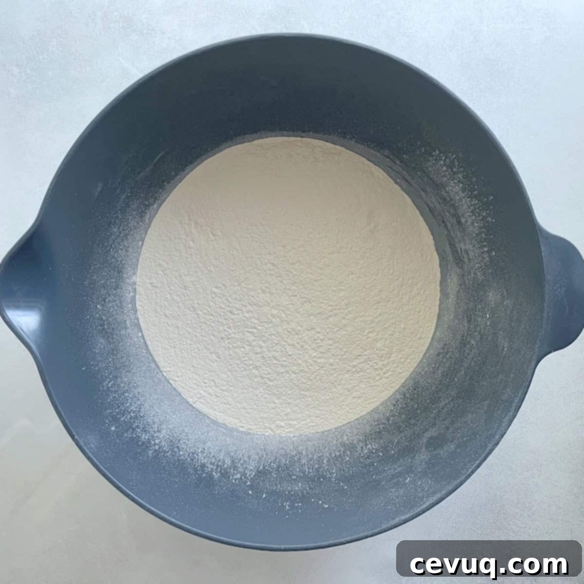 Συνταγή για Μπισκότα σαν τα Κράμπλ 5 Κοσκινισμένο αλεύρι, αλάτι, μπέικιν πάουντερ και σόδα.
