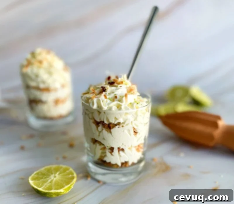 Δροσερά Παρφέ Τσίζκεϊκ Λάιμ-Καρύδα 4 lime and coconut parfaits with toasted coconut on top.