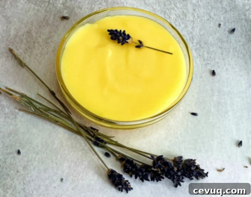 Μπισκότα Λεβάντας με Λεμονόκρεμα 5 homemade lemon curd with dried lavender flowers on top.