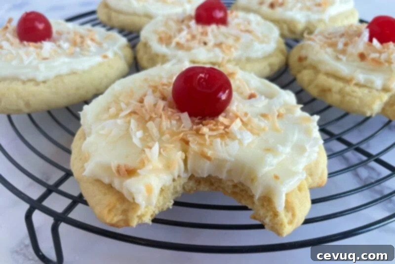 Μπισκότα Piña Colada: Η Αντιγραφή της Συνταγής του Crumbl 4 pina colada cookie with a bite taken out of it