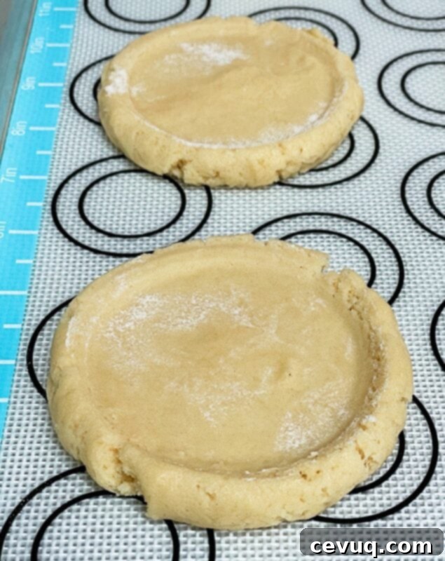Μπισκότα Piña Colada: Η Αντιγραφή της Συνταγής του Crumbl 5 smashed sugar cookies before baking
