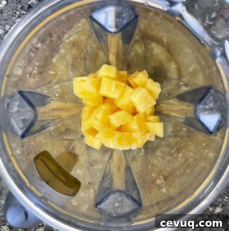 Δροσερό Ξυλάκι Ανανά 4 pineapple chunks in a blender