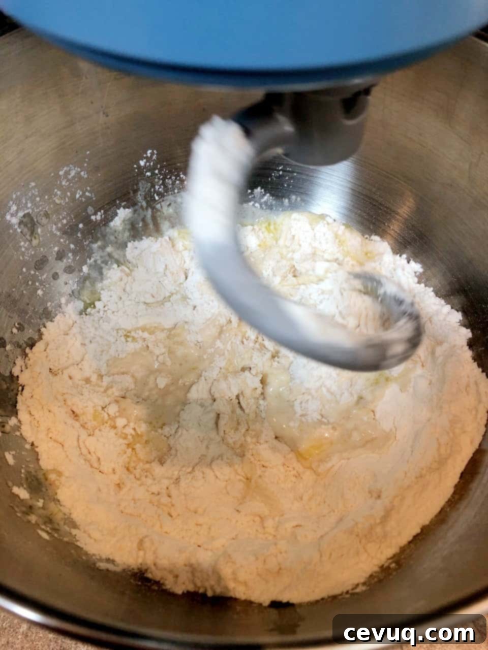 Συνταγή ζύμης πίτσας χωρίς ζύμωμα 5 easy pizza dough in stand mixer before kneading.