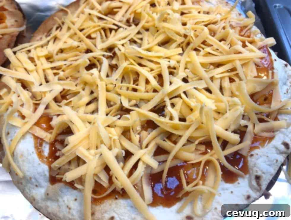 Συνταγή για Μεξικάνικη Πίτσα Taco Bell 8 μεξικάνικη πίτσα πριν το ψήσιμο με τυρί από πάνω