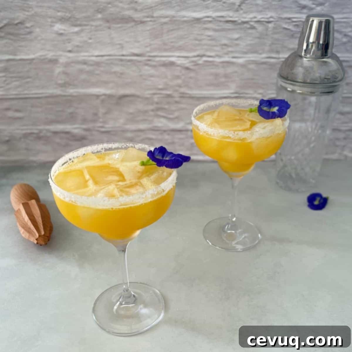 Πασιφλόρα Μαργαρίτα 5 two passion fruit margaritas with salt.