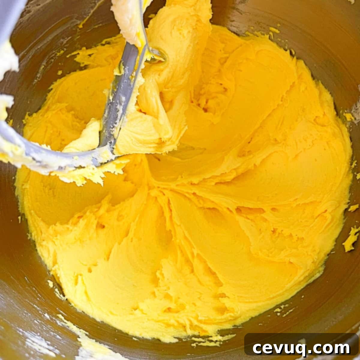 Πασχαλινά Κουλουράκια με Cadbury Μίνι Αυγά 5 Λαχταριστή κίτρινη κρέμα βουτύρου με άρωμα αμυγδάλου.