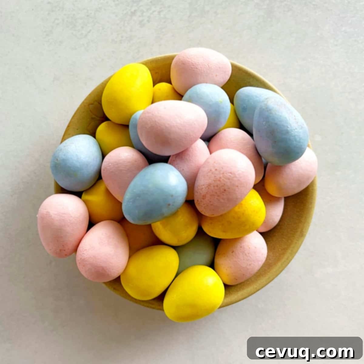 Πασχαλινά Κουλουράκια με Cadbury Μίνι Αυγά 6 Πολύχρωμα Cadbury Mini Eggs σε ένα μπολ.