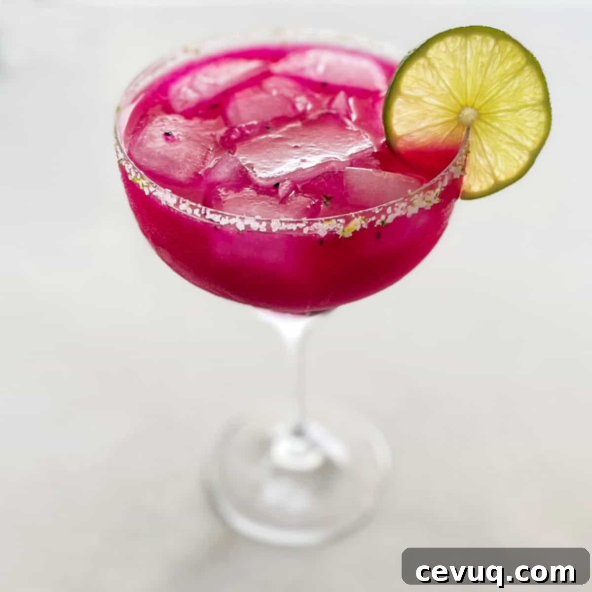 Δρακίσια Μαργαρίτα 3 Γυάλινο ποτήρι με Dragon Fruit Margarita και φέτες λάιμ.