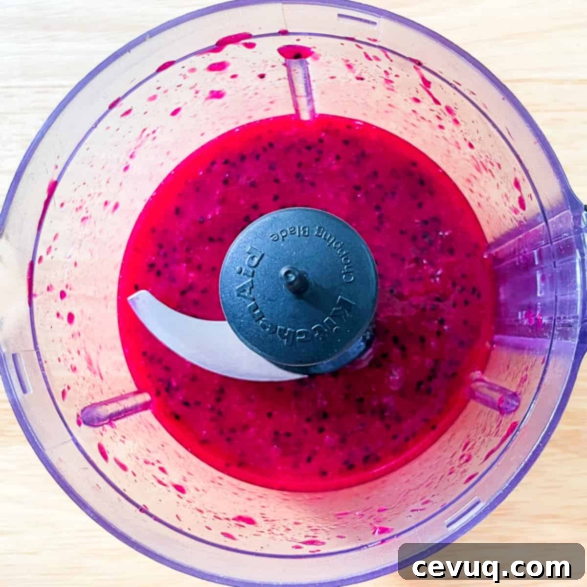 Δρακίσια Μαργαρίτα 7 Πουρές dragon fruit σε επεξεργαστή τροφίμων.