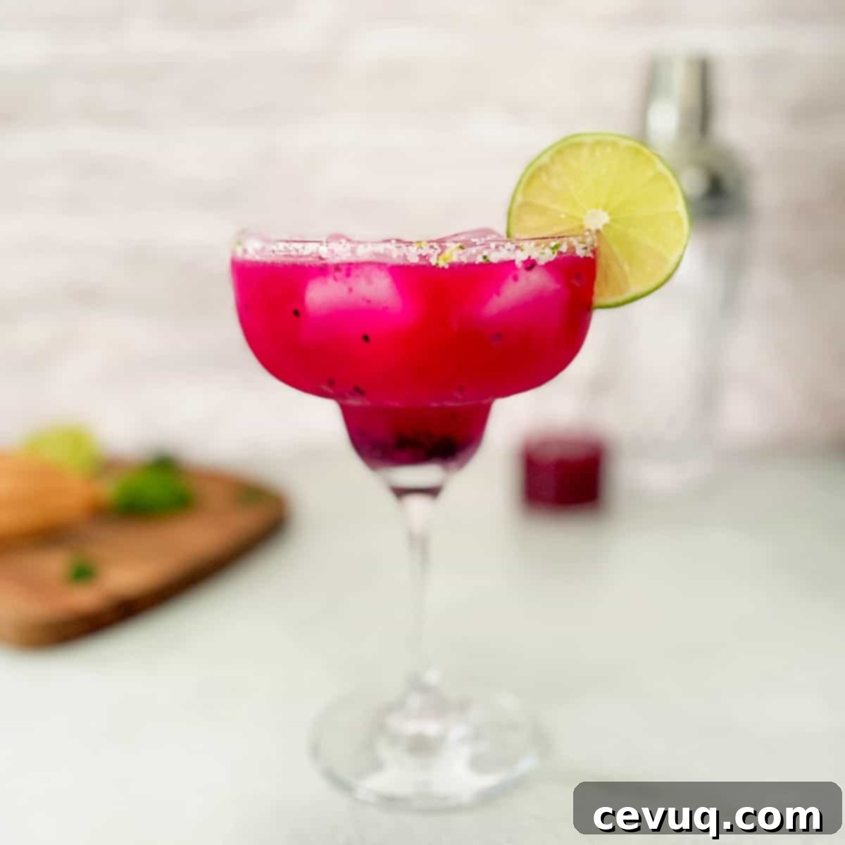 Δρακίσια Μαργαρίτα 8 Dragon Fruit Margarita σε ποτήρι με αλάτι στο χείλος.
