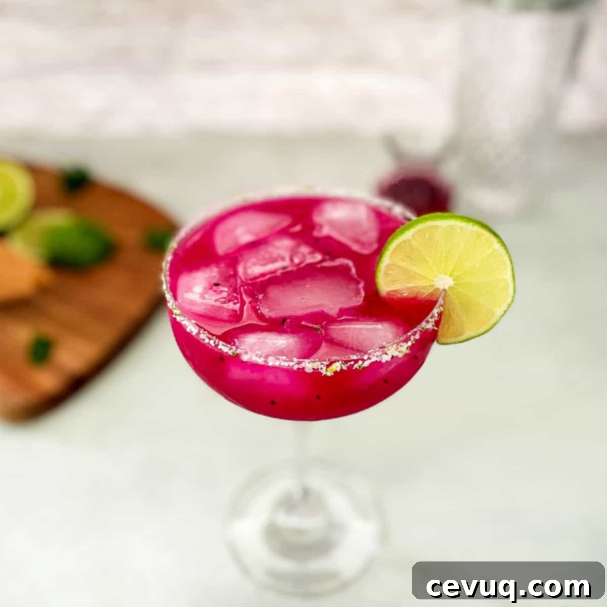 Δρακίσια Μαργαρίτα 9 Εντυπωσιακή Dragon Fruit Margarita με αλάτι στο χείλος και γαρνιτούρα.