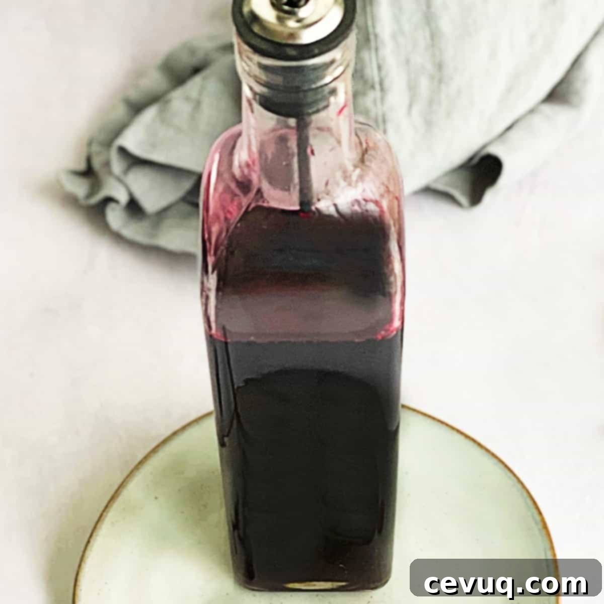 Σιρόπι Άγριου Μύρτιλου 2 Σπιτικό σιρόπι Huckleberry, έτοιμο για σερβίρισμα.