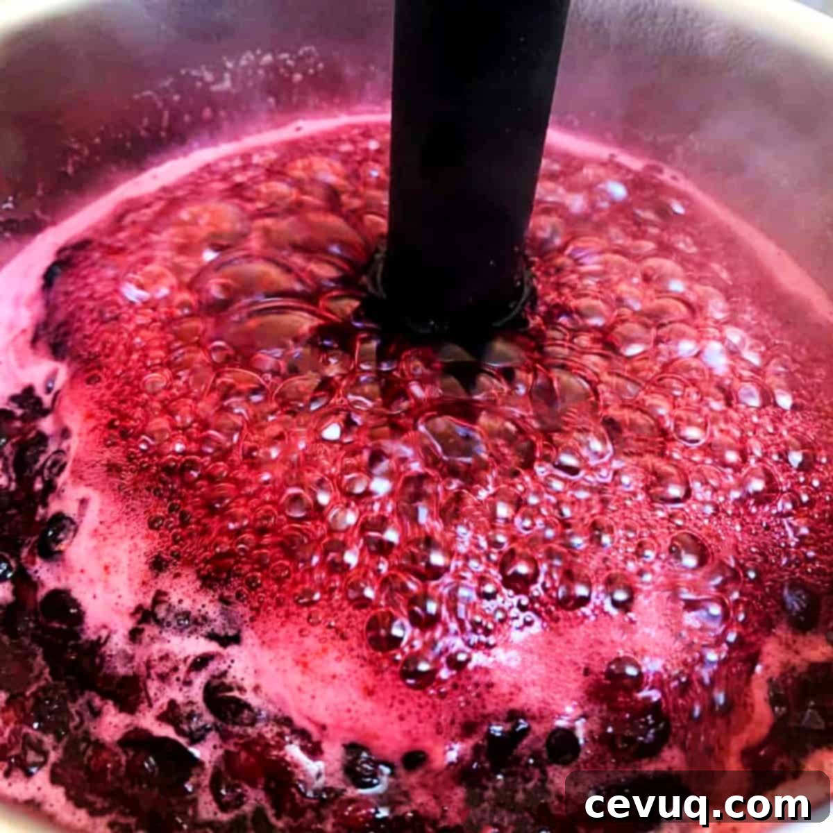 Σιρόπι Άγριου Μύρτιλου 6 Βράζοντας σιρόπι huckleberry σε κατσαρόλα.