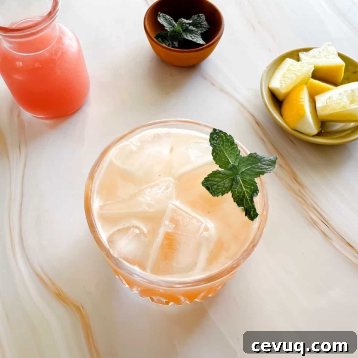 Guava Whiskey Smash με κλαδάκι μέντας.