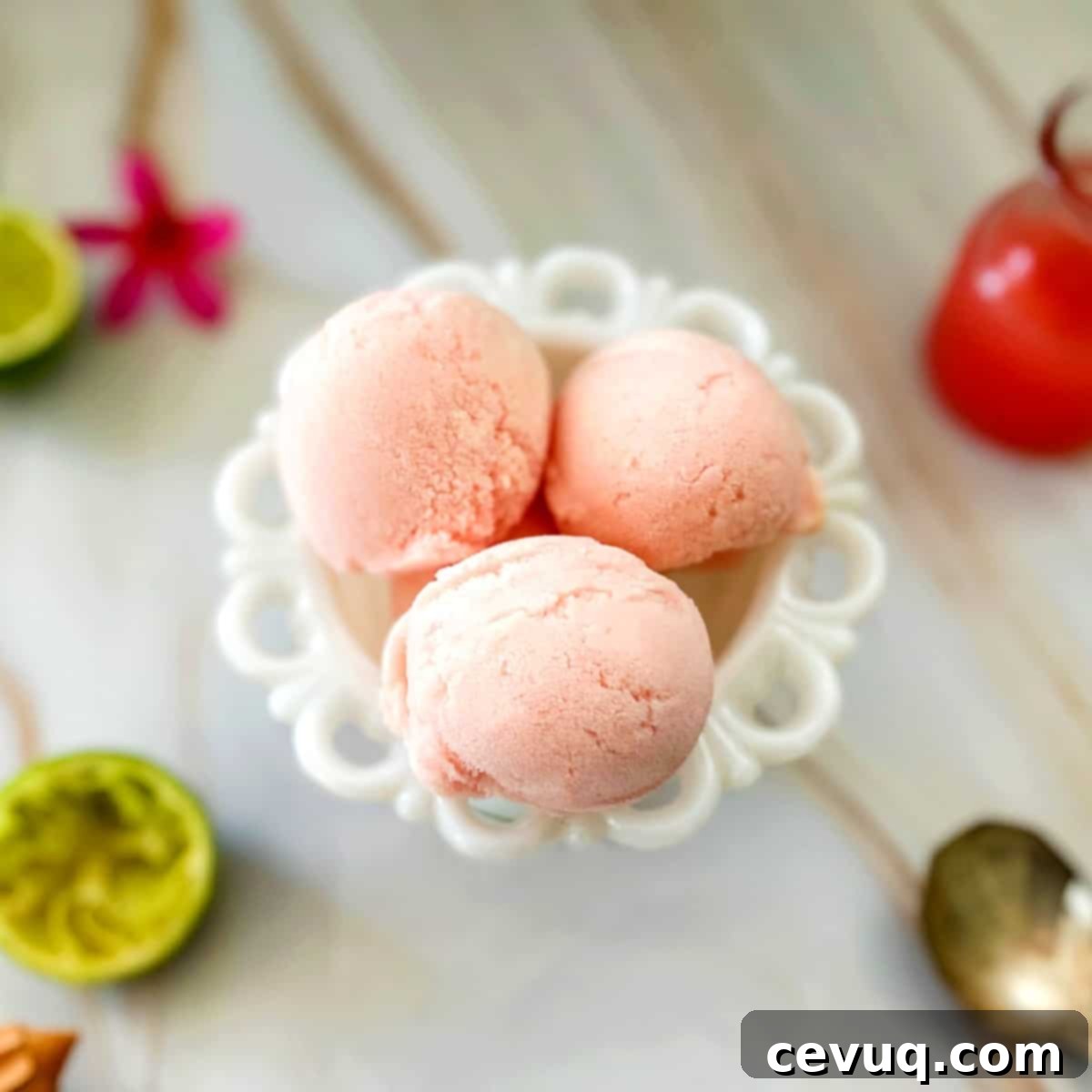 Απόλαυση Γκουάβα 2 guava gelato in a bowl.