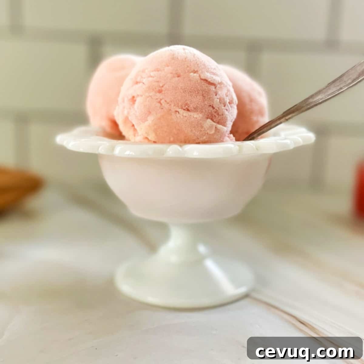 Απόλαυση Γκουάβα 3 guava gelato in a bowl with a spoon.