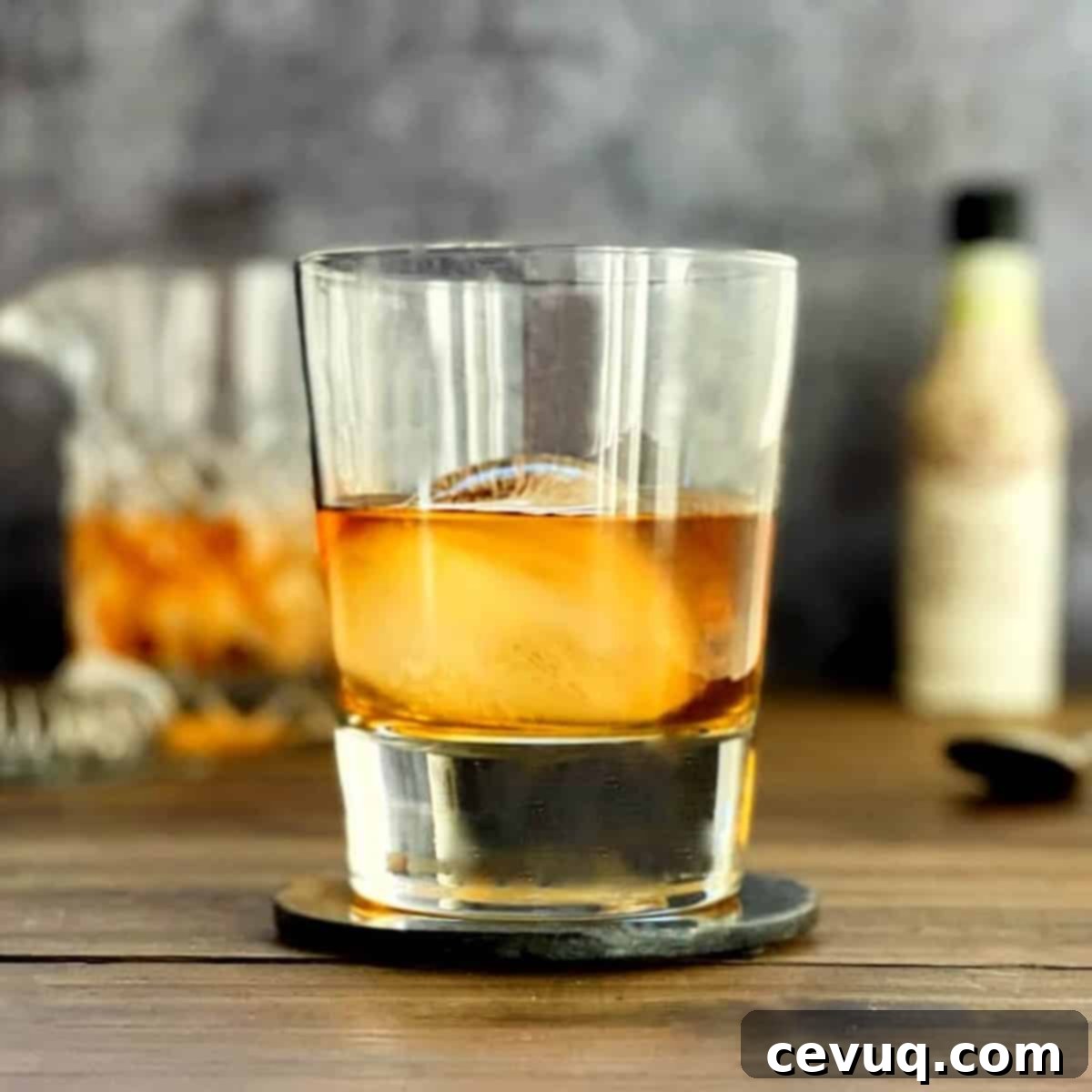 Η Διαχρονική Μαύρη Καρυδιά 3 Κοκτέιλ ουίσκι με μαύρα bitters καρυδιάς, γαρνιρισμένο με φλούδα πορτοκαλιού, σε ποτήρι lowball.