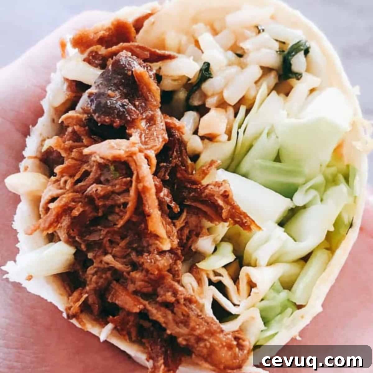 Γρήγορα Κορεάτικα Μπουρίτος 2 Κορεάτικο burrito κομμένο στη μέση, αποκαλύπτοντας το ζουμερό χοιρινό, το ρύζι και το λάχανο.