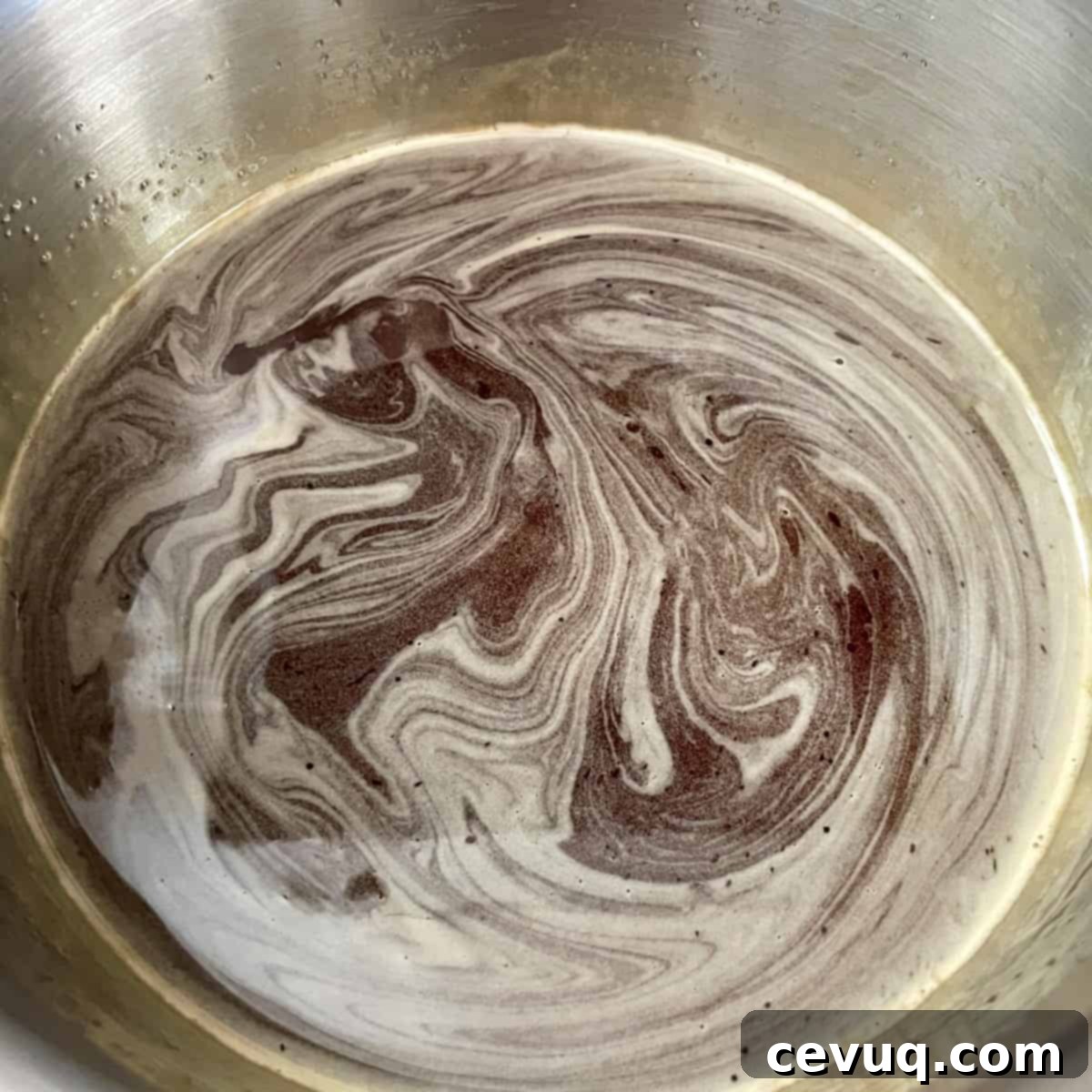 Η Συνταγή για το Ιδανικό Σιρόπι Δεμεράρα 5 Σιρόπι Demerara που βράζει σε κατσαρόλα.