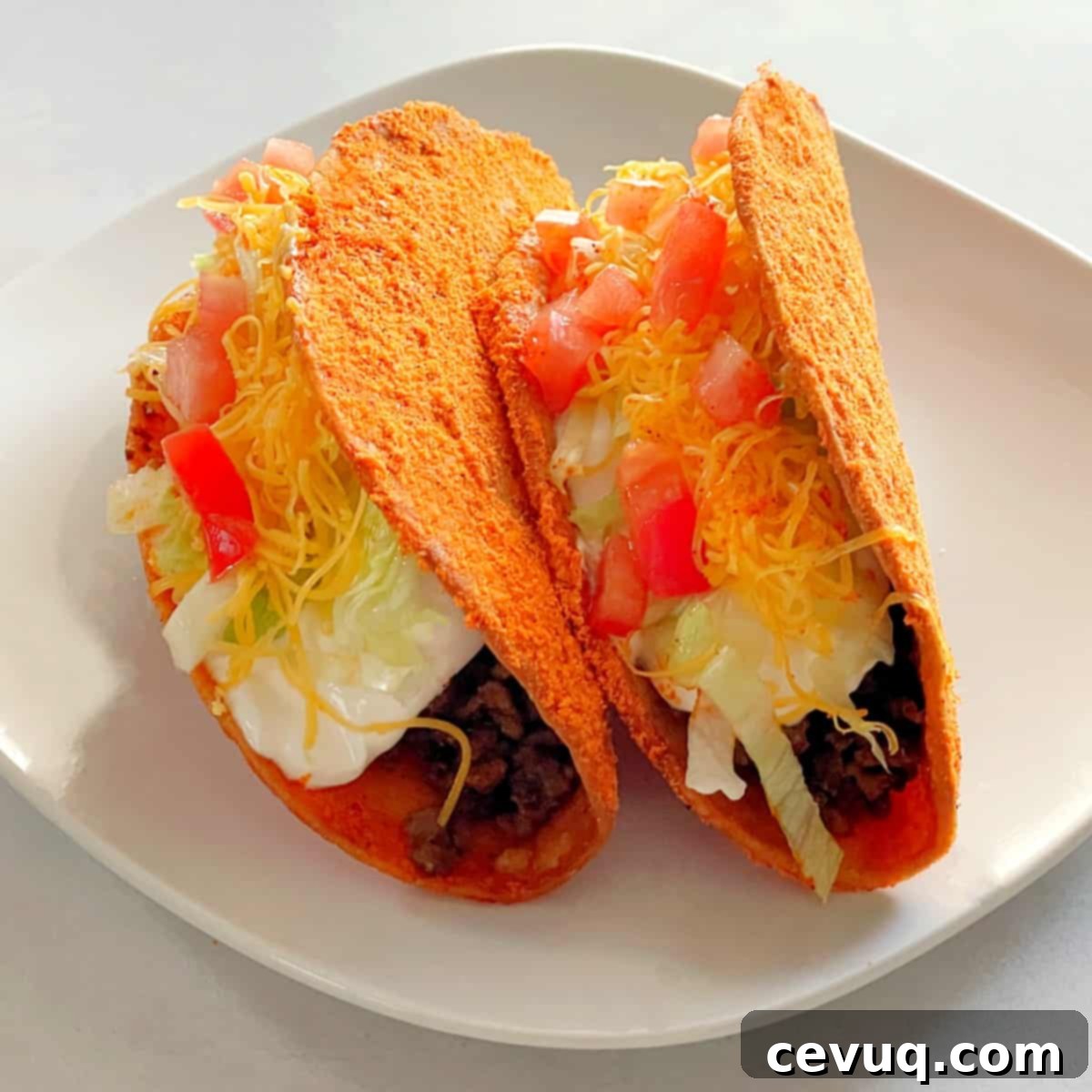 Η Συνταγή για Σπιτικά Doritos Locos Tacos 2 Doritos Locos Tacos σε πιάτο.