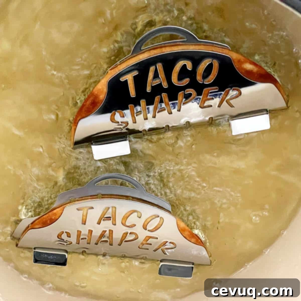 Η Συνταγή για Σπιτικά Doritos Locos Tacos 6 Τορτίγιες καλαμποκιού τηγανίζονται σε φόρμες τάκο.