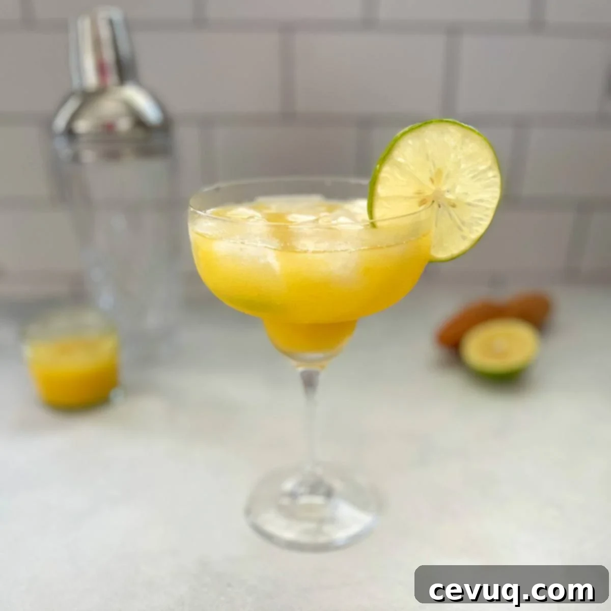 Μάνγκο Μαργαρίτα Στα Βράχια 2 Mango Margarita σε ποτήρι Margarita με γαρνιτούρα λάιμ.