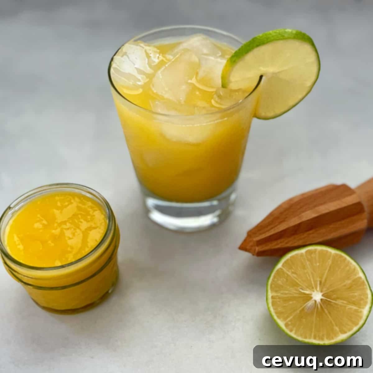 Μάνγκο Μαργαρίτα Στα Βράχια 3 Mango Margarita on the rocks με μια φέτα λάιμ.