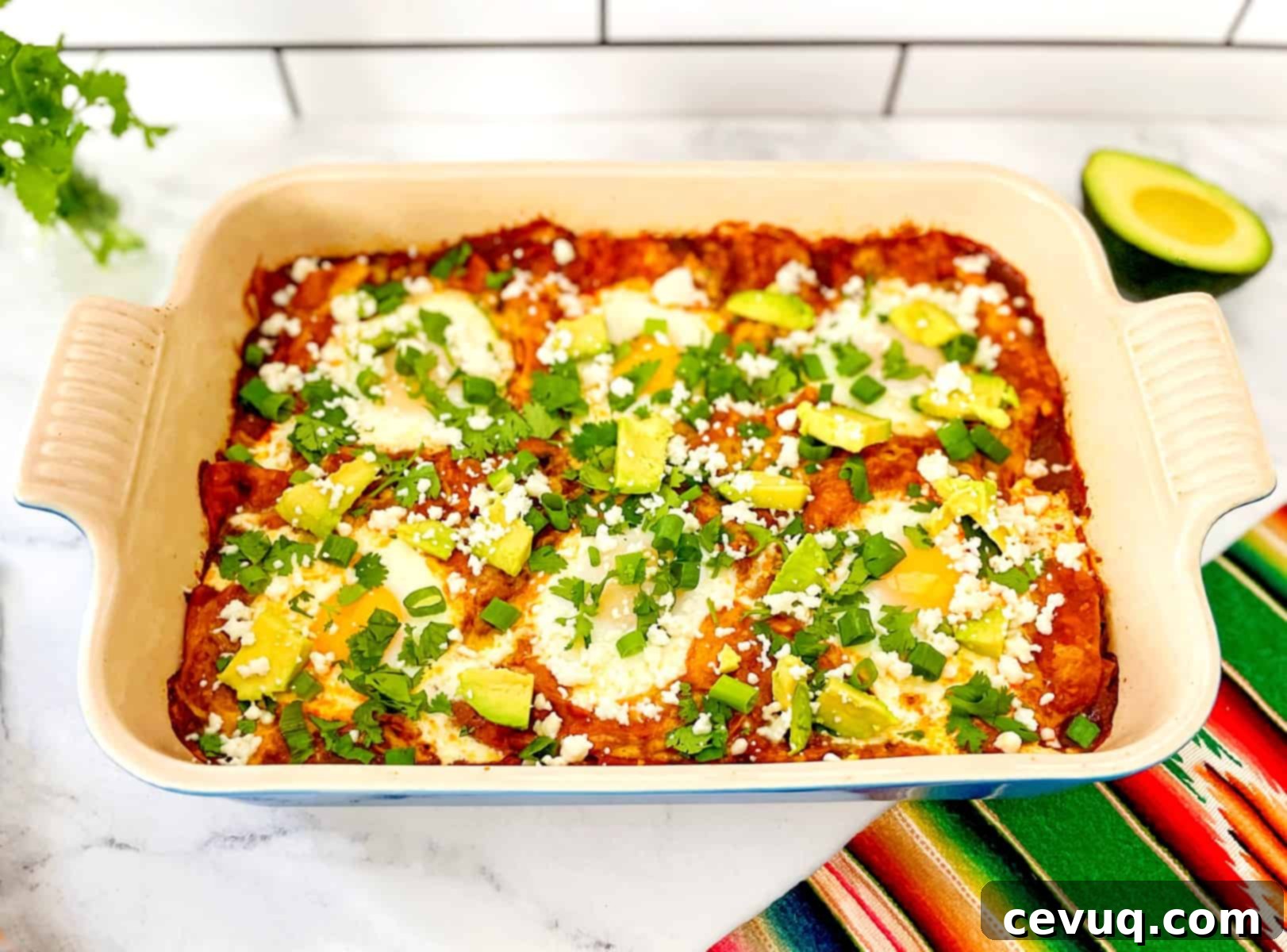 Εύκολα Κόκκινα Τσιλακουίλες 2 Ψητά chilaquiles σε ένα ταψί.