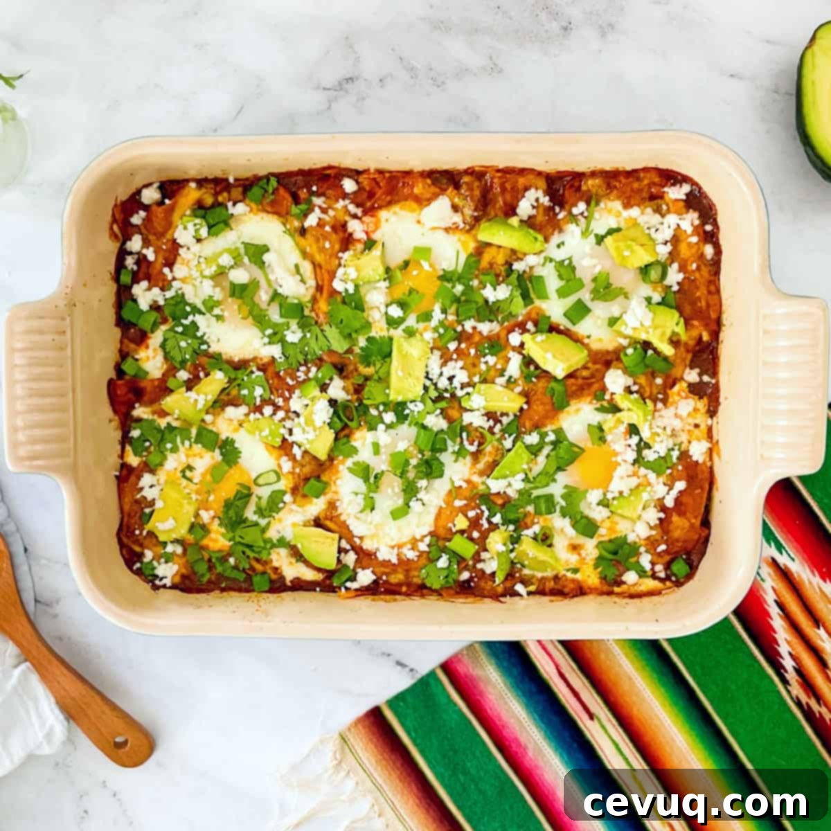 Εύκολα Κόκκινα Τσιλακουίλες 11 Κασσερόλα chilaquiles rojas με ψητά αυγά στην κορυφή.