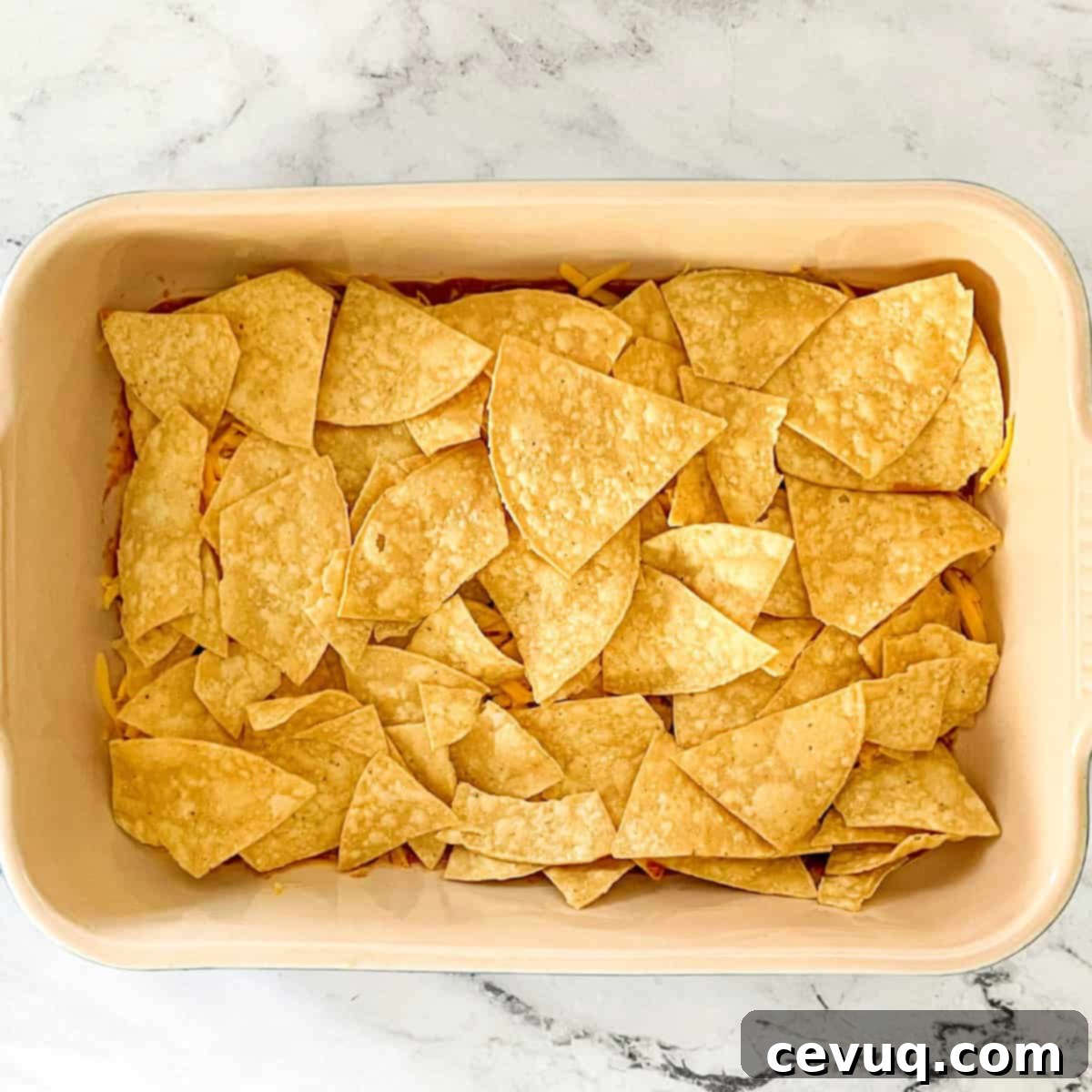 Εύκολα Κόκκινα Τσιλακουίλες 6 Πρώτη στρώση chilaquiles rojas πριν το ψήσιμο.