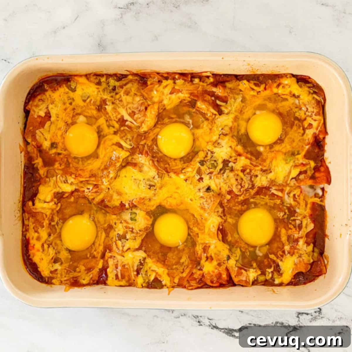 Εύκολα Κόκκινα Τσιλακουίλες 9 Αυγά πάνω από chilaquiles πριν το ψήσιμο.