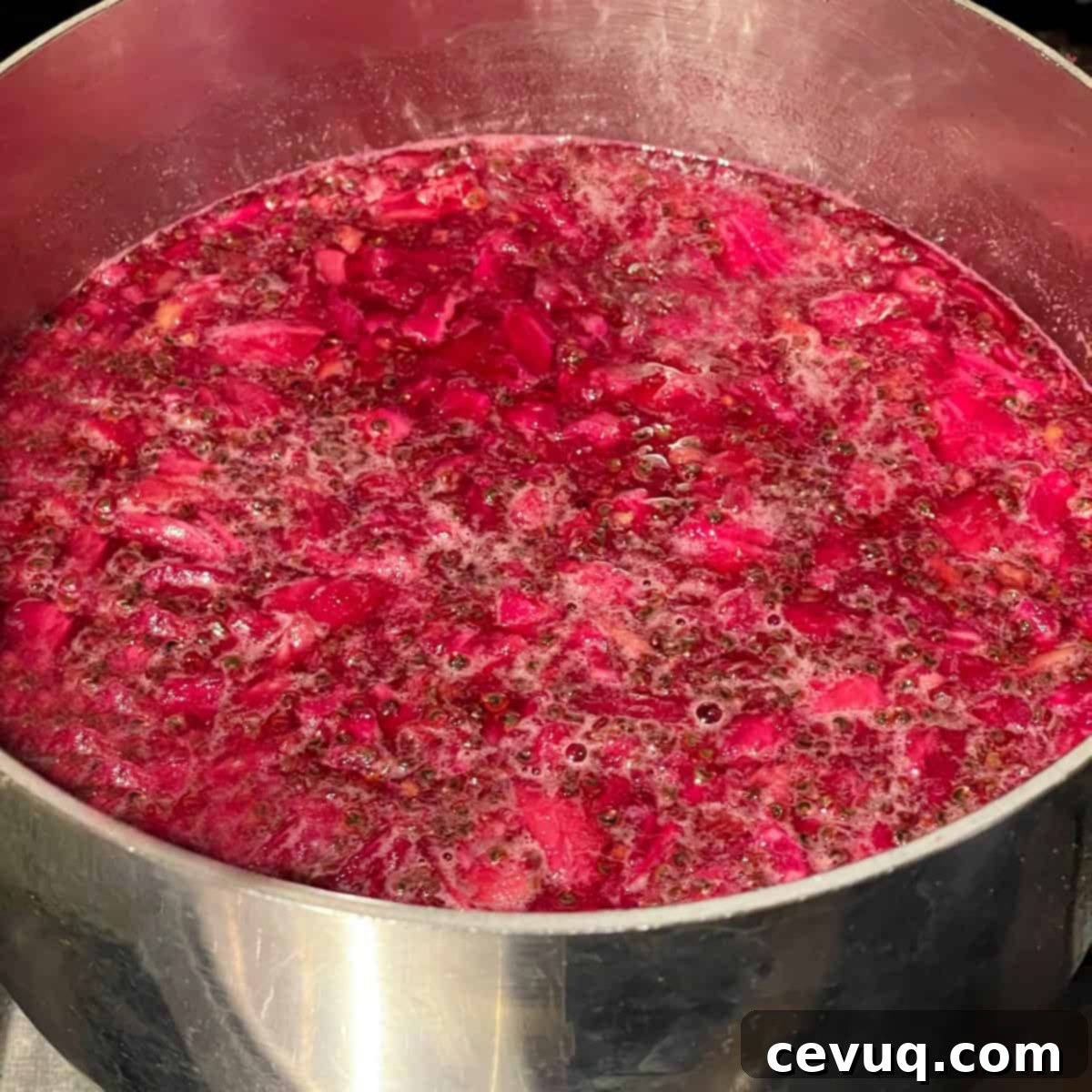 Σιρόπι Φραγκόσυκου 12 Σιρόπι φραγκόσυκου σε κατσαρόλα πάνω στην κουζίνα.
