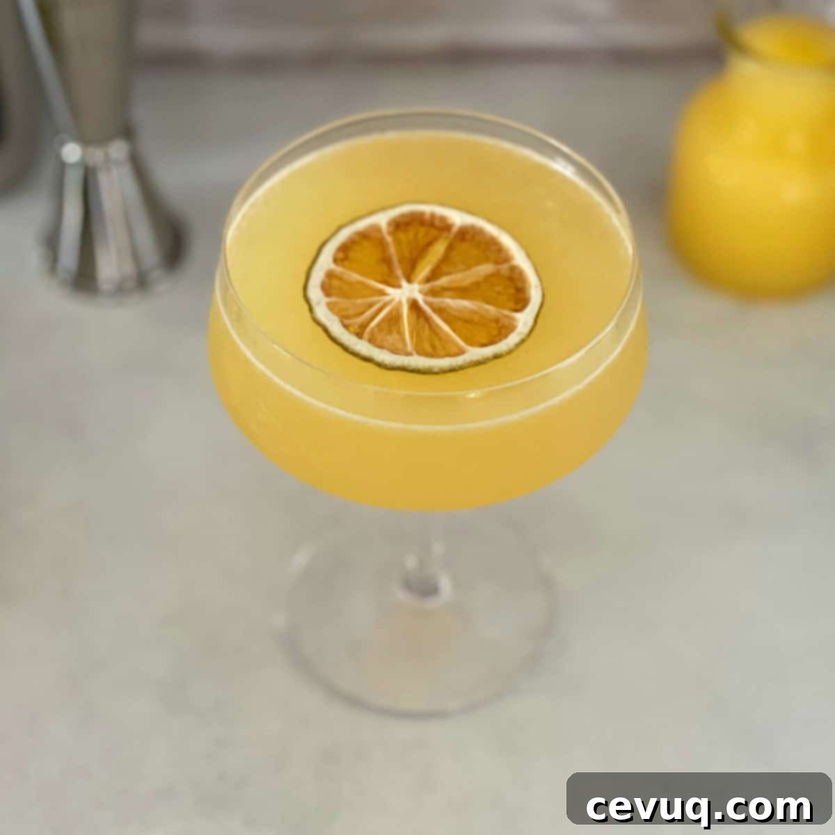 Κρεμώδες Πορτοκαλένιο Κοκτέιλ 4 ποτό orange creamsicle με γαρνιτούρα αποξηραμένου πορτοκαλιού.