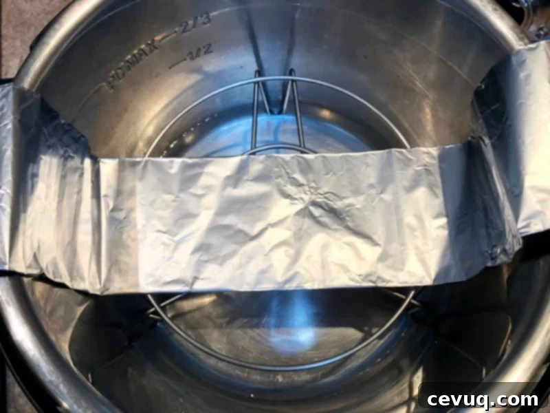 Στιγμιαίο Τσιζκέικ Λεβάντας 10 αλουμινένια «κούνια» σε τρίποδα μέσα σε Instant Pot.