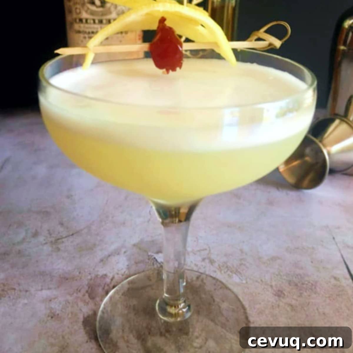 Κοκτέιλ Τζιν με Άνθη Κουφοξυλιάς 2 elderflower gin cocktail with an amarena cherry garnish.