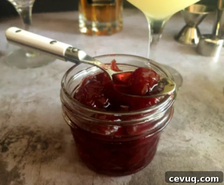 Κοκτέιλ Τζιν με Άνθη Κουφοξυλιάς 6 homemade amarena cocktail cherries in a jar with a spoon