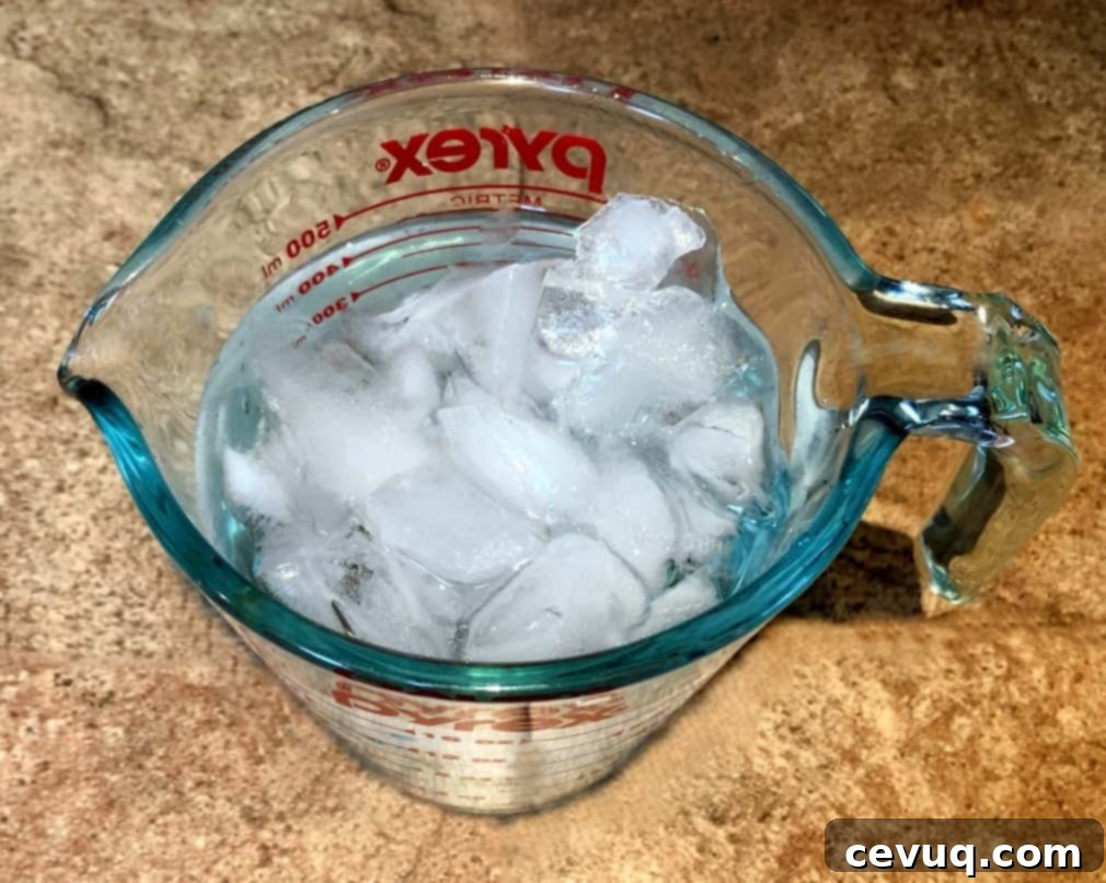Γρήγορη και Εύκολη Σφολιάτα 4 ice water in a cup.