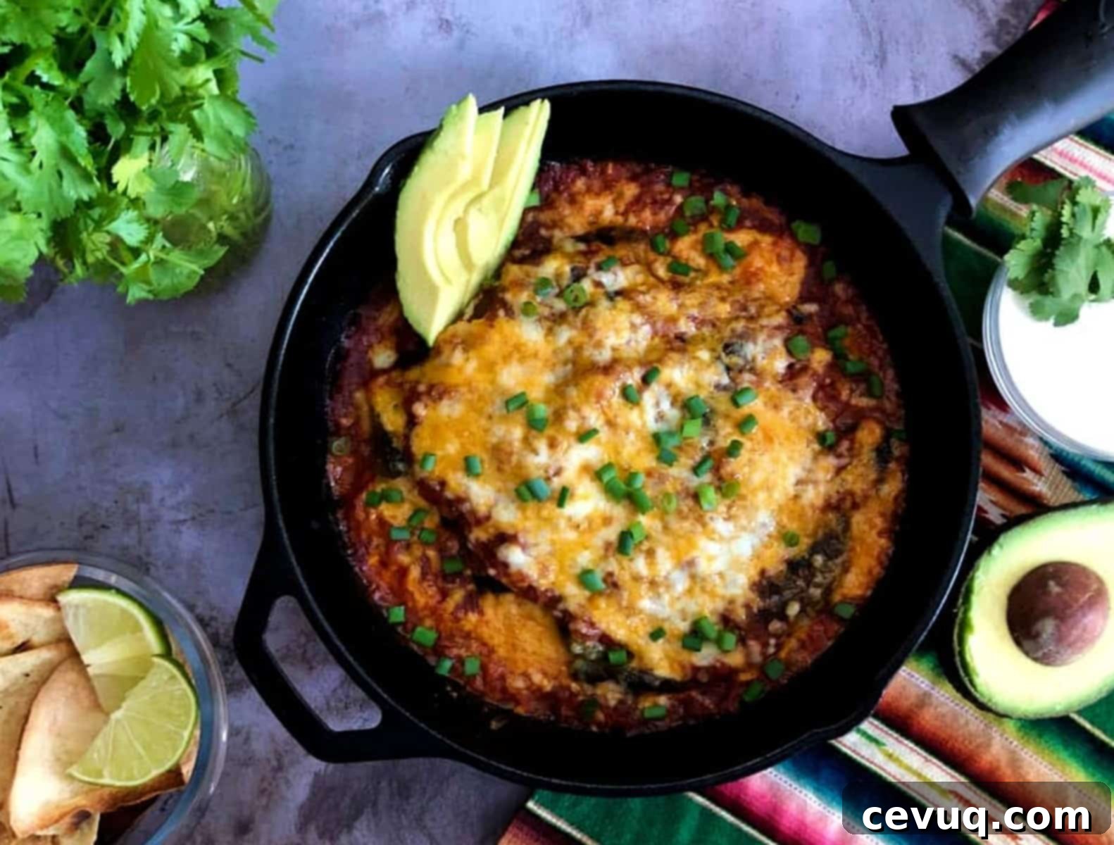 Φουρνιστά Τσίλι Γεμιστά 2 Ψητά chile rellenos σε ταψί με φρέσκα κρεμμυδάκια από πάνω.