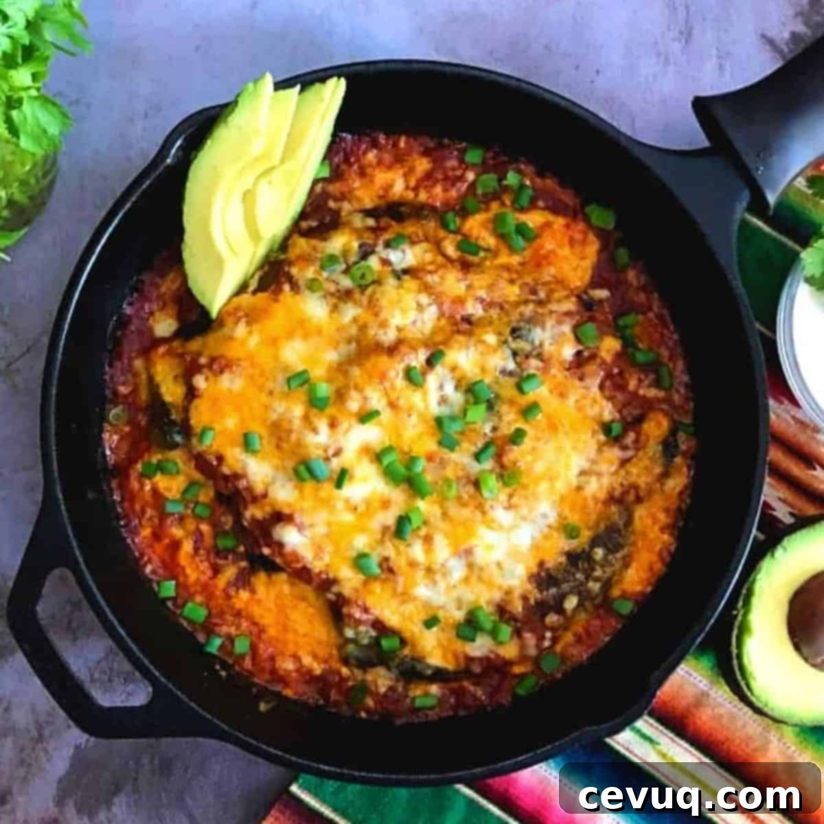 Φουρνιστά Τσίλι Γεμιστά 4 Ψητά chile rellenos με γαρνιτούρες από φρέσκα κρεμμυδάκια και αβοκάντο.